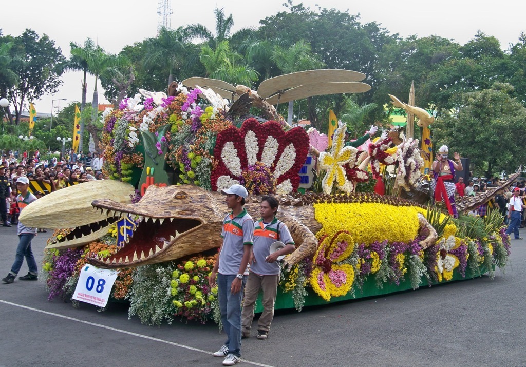 Detail Foto Pawai Mobil Hias Nomer 24