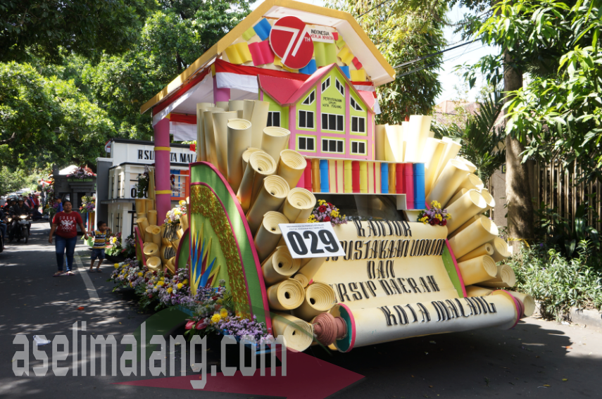 Detail Foto Pawai Mobil Hias Nomer 41