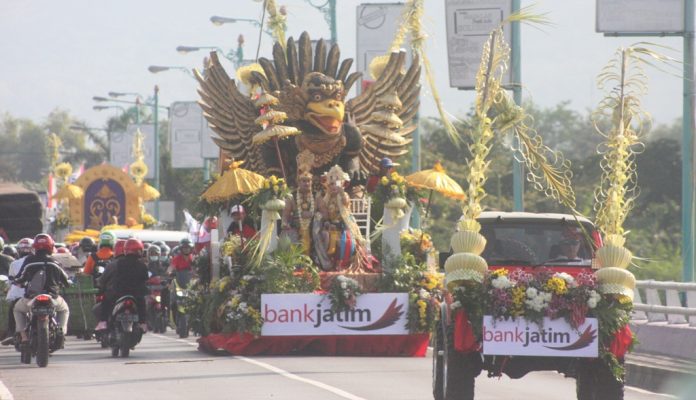 Detail Foto Pawai Mobil Hias Nomer 43