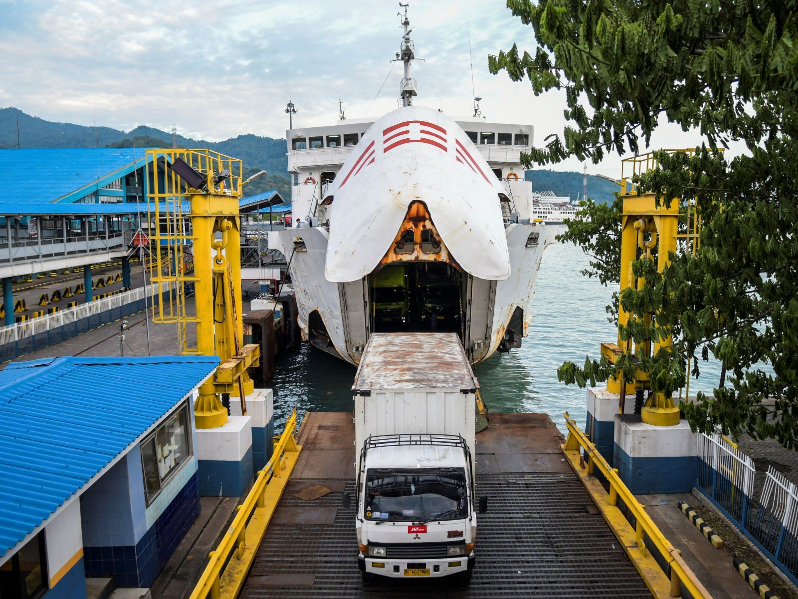 Detail Foto Pelabuhan Merak Nomer 24