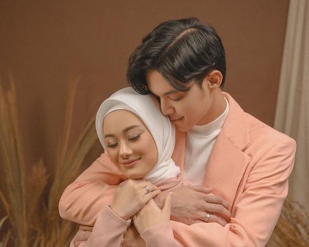 Detail Foto Pelukan Romantis Nomer 42
