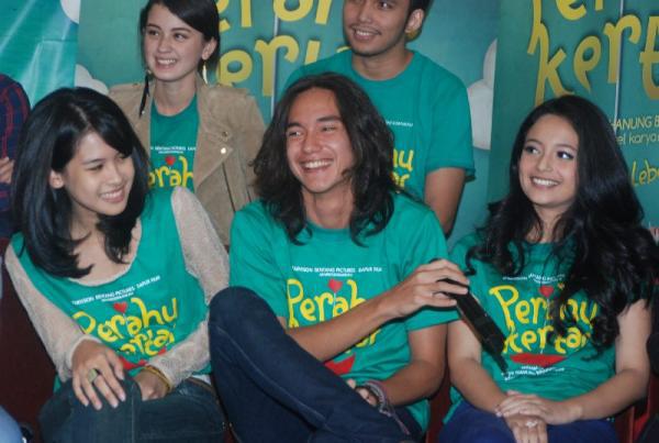 Detail Foto Pemain Film Perahu Kertas Nomer 15