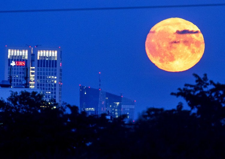 Detail Foto Pemandangan Bulan Nomer 18