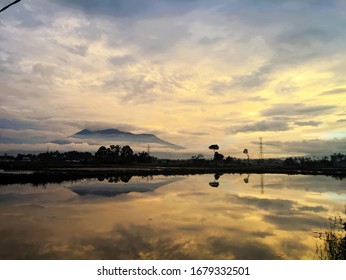 Detail Foto Pemandangan Indah Pagi Hari Nomer 43