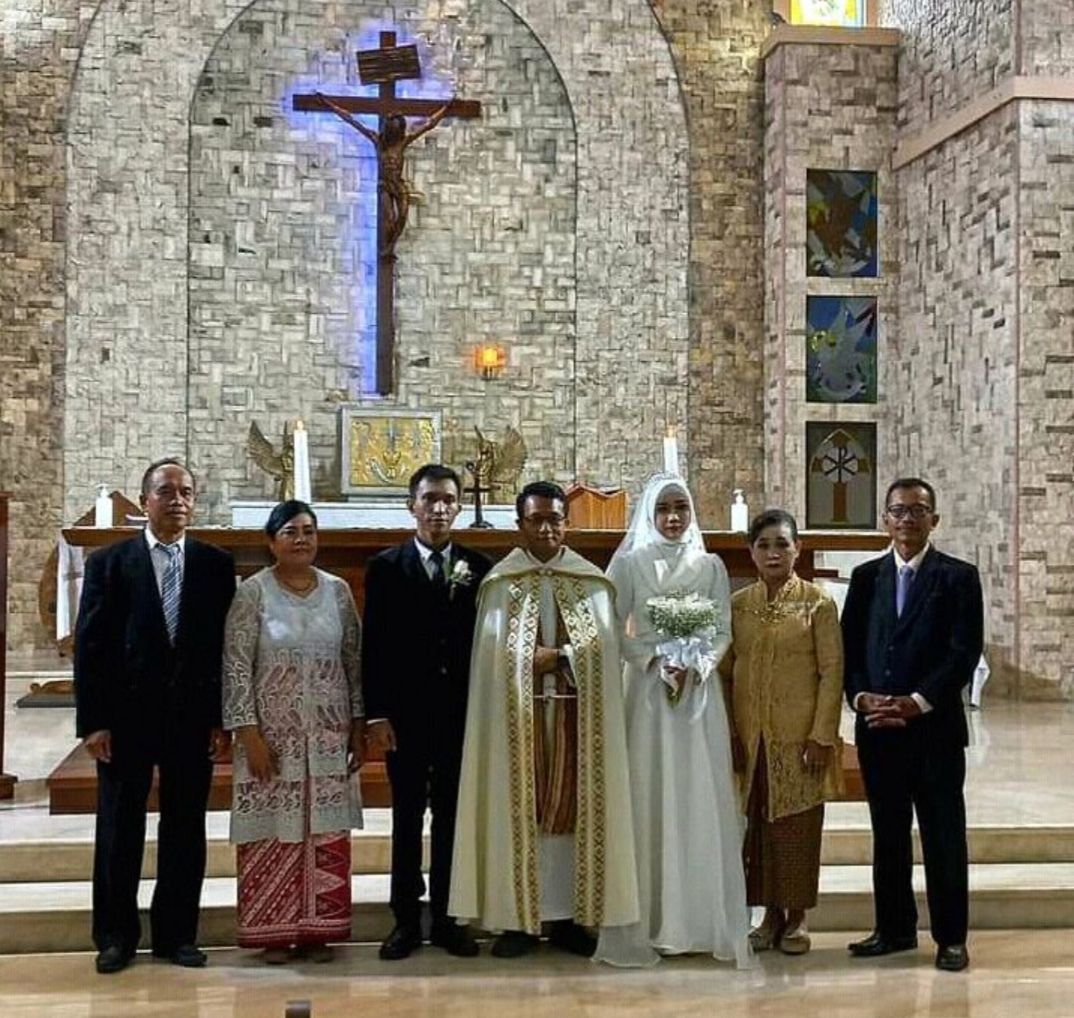 Detail Foto Pemberkatan Nikah Di Gereja Nomer 43