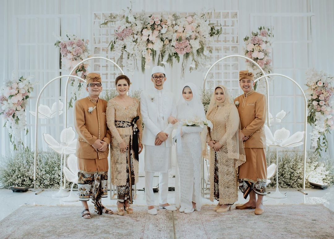 Foto Pengantin Bersama Keluarga - KibrisPDR