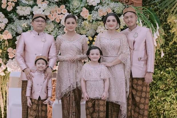 Detail Foto Pengantin Bersama Keluarga Nomer 13