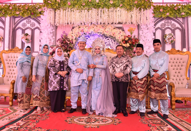 Detail Foto Pengantin Bersama Keluarga Nomer 21