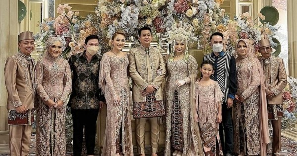 Detail Foto Pengantin Bersama Keluarga Nomer 43