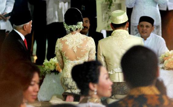 Detail Foto Pengantin Dari Belakang Nomer 6