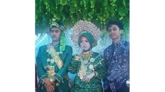 Detail Foto Pengantin Dari Belakang Nomer 51