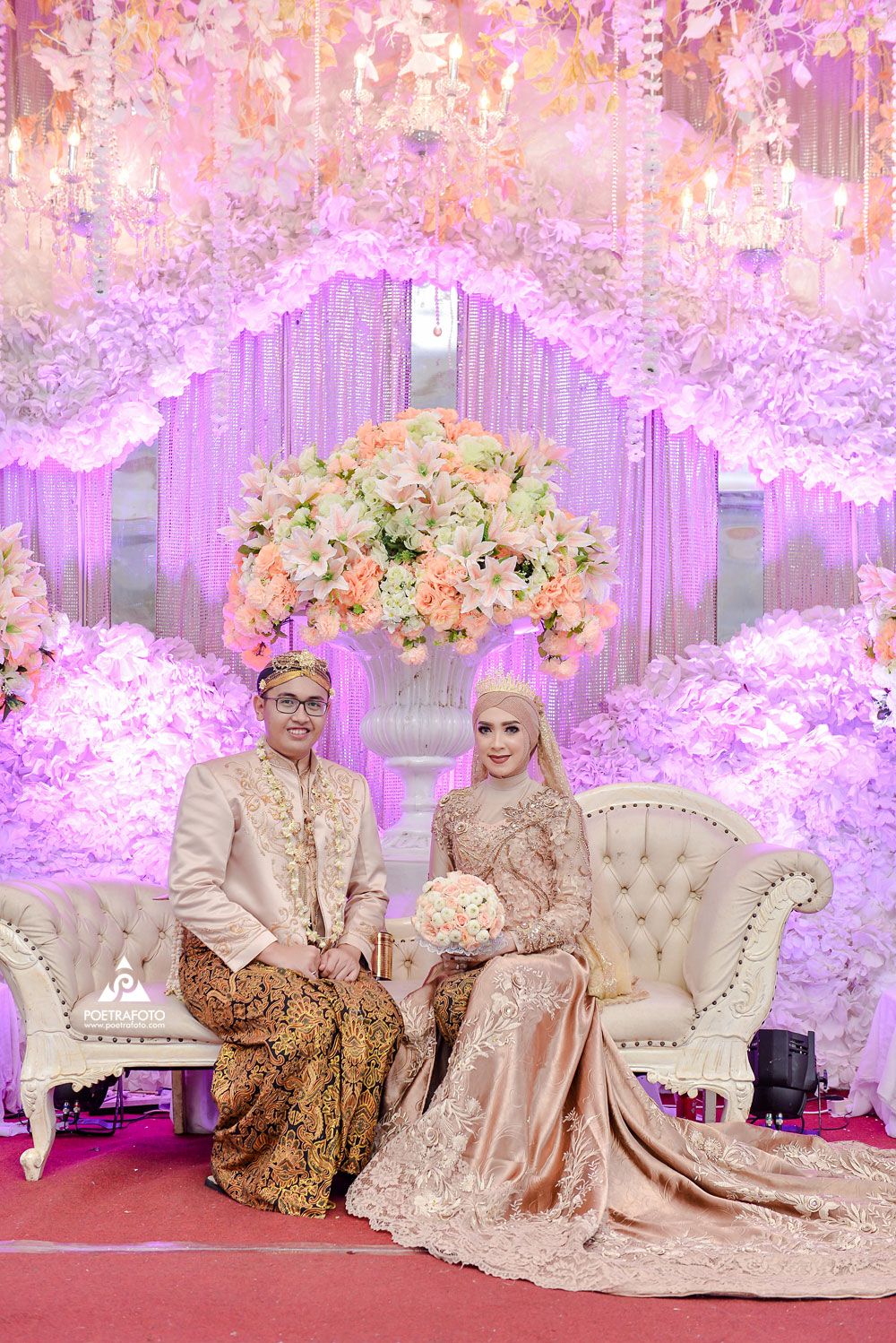 Foto Pengantin Di Pelaminan - KibrisPDR