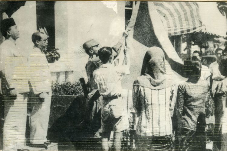 Foto Pengibaran Bendera 17 Agustus 1945 - KibrisPDR