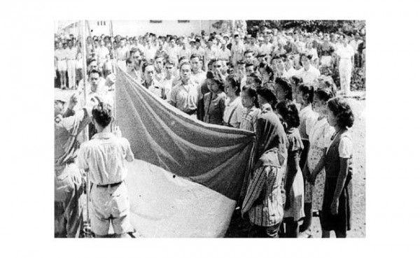 Detail Foto Pengibaran Bendera 17 Agustus 1945 Nomer 33