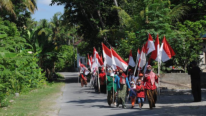 Detail Foto Pengibaran Bendera Merah Putih Nomer 36