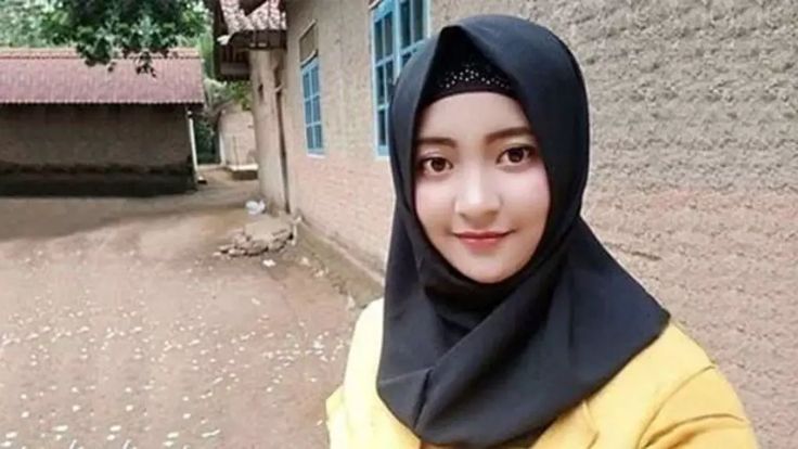 Detail Foto Perempuan Sederhana Nomer 19