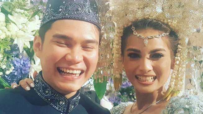 Detail Foto Pernikahan Acha Septriasa Nomer 28