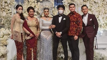 Detail Foto Pernikahan Aurel Dan Atta Nomer 16