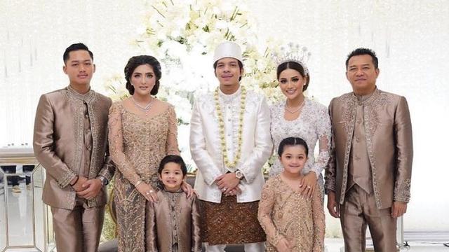 Detail Foto Pernikahan Aurel Dan Atta Nomer 5