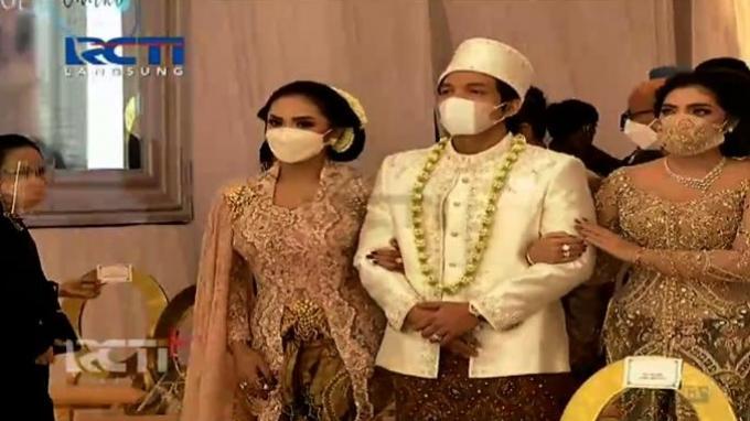 Detail Foto Pernikahan Aurel Dan Atta Nomer 42