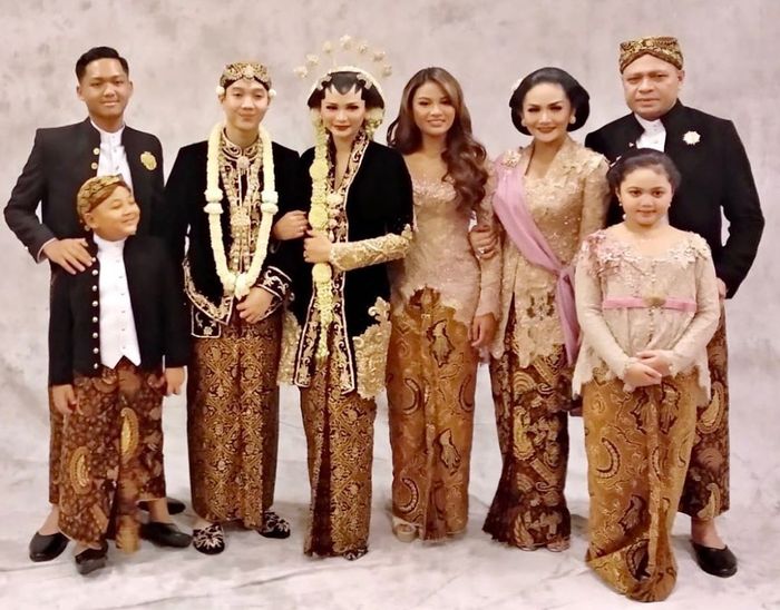 Detail Foto Pernikahan Aurel Dan Atta Nomer 44