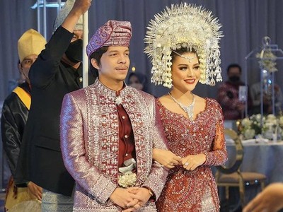 Detail Foto Pernikahan Aurel Dan Atta Nomer 49