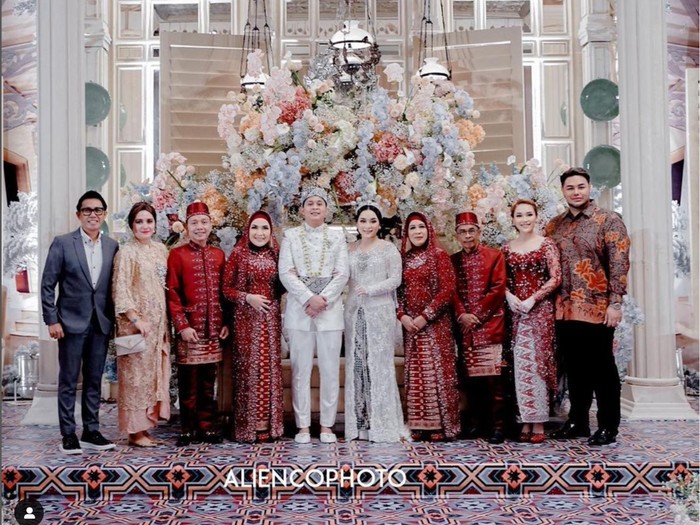 Detail Foto Pernikahan Ayu Ting Ting Nomer 19