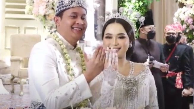 Detail Foto Pernikahan Ayu Ting Ting Nomer 21