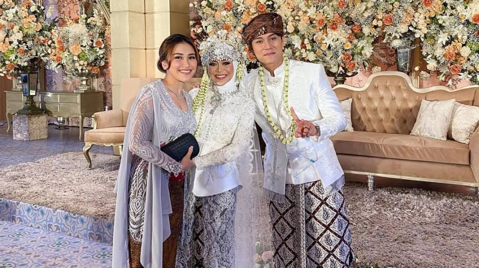 Detail Foto Pernikahan Ayu Ting Ting Nomer 26