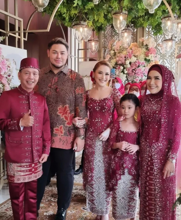 Detail Foto Pernikahan Ayu Ting Ting Nomer 34