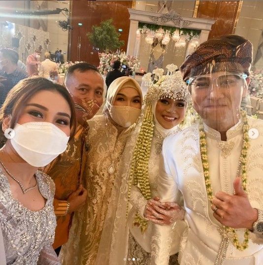 Detail Foto Pernikahan Ayu Ting Ting Nomer 45
