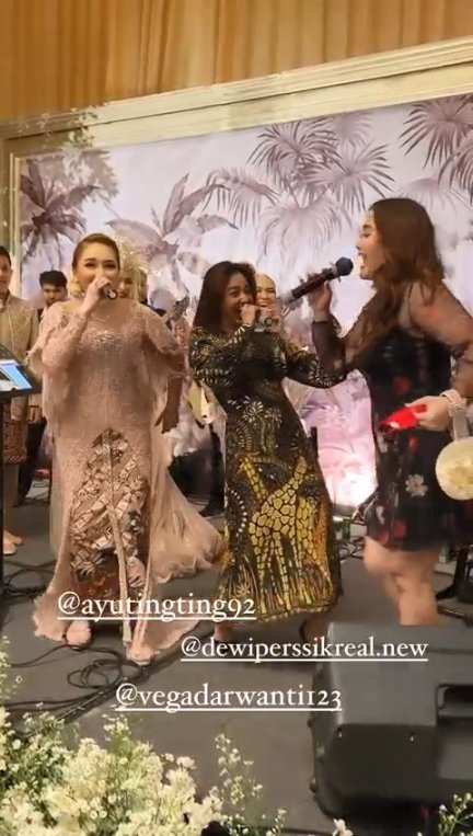 Detail Foto Pernikahan Ayu Ting Ting Nomer 47
