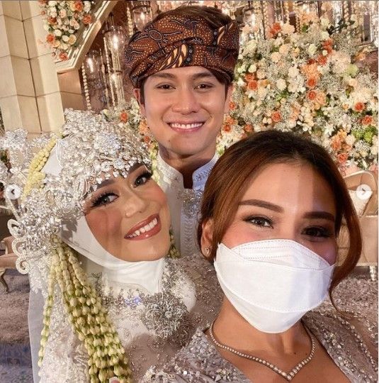 Detail Foto Pernikahan Ayu Ting Ting Nomer 51