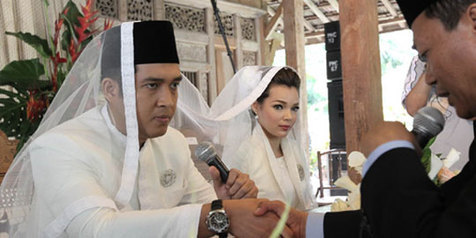 Detail Foto Pernikahan Dewi Sandra Nomer 31
