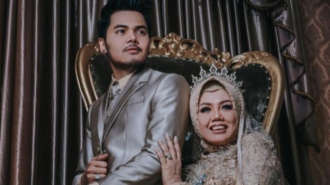 Detail Foto Pernikahan Ely Sugigi Nomer 25