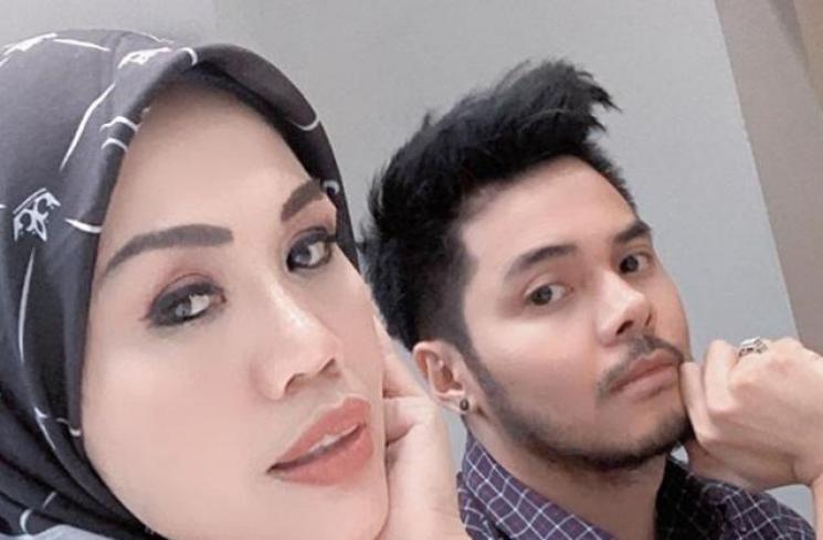 Detail Foto Pernikahan Ely Sugigi Nomer 28