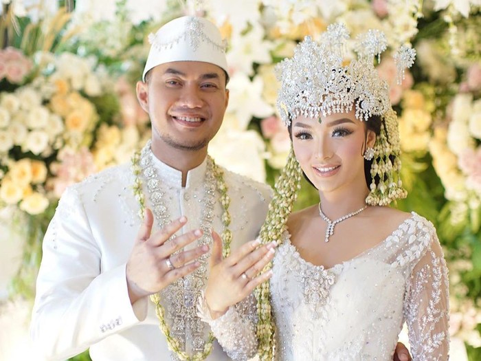 Detail Foto Pernikahan Imel Putri Cahyati Nomer 19