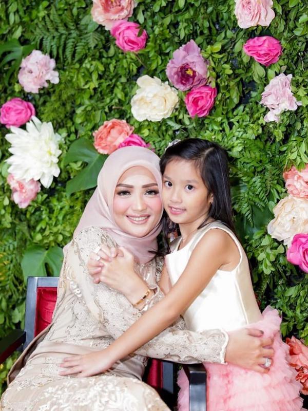 Detail Foto Pernikahan Imel Putri Cahyati Nomer 30