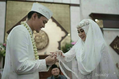 Detail Foto Pernikahan Islami Romantis Nomer 34