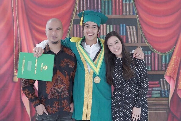 Detail Foto Pernikahan Maia Dan Ahmad Dhani Nomer 12