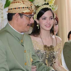 Detail Foto Pernikahan Nia Ramadhani Nomer 2