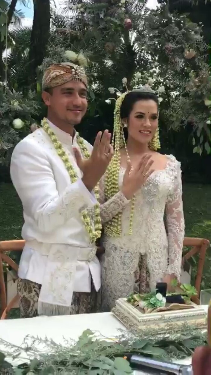 Detail Foto Pernikahan Raisa Dan Hamish Nomer 44