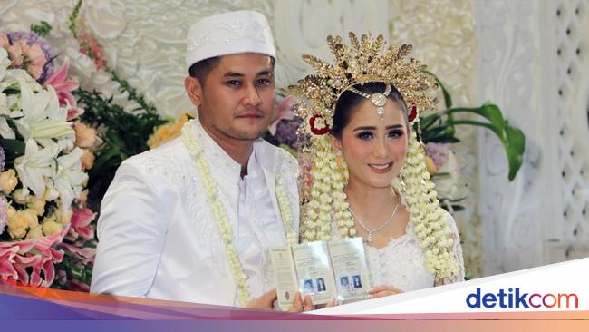 Detail Foto Pernikahan Ryana Dea Nomer 28