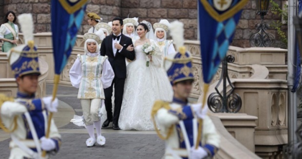 Detail Foto Pernikahan Sandra Dewi Di Disneyland Nomer 30