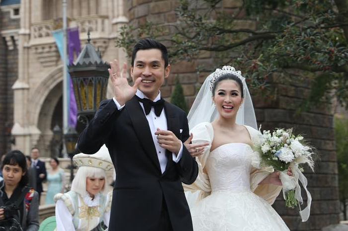 Detail Foto Pernikahan Sandra Dewi Di Disneyland Nomer 7