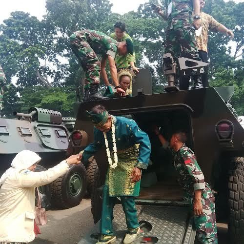 Detail Foto Pernikahan Tni Ad Nomer 45