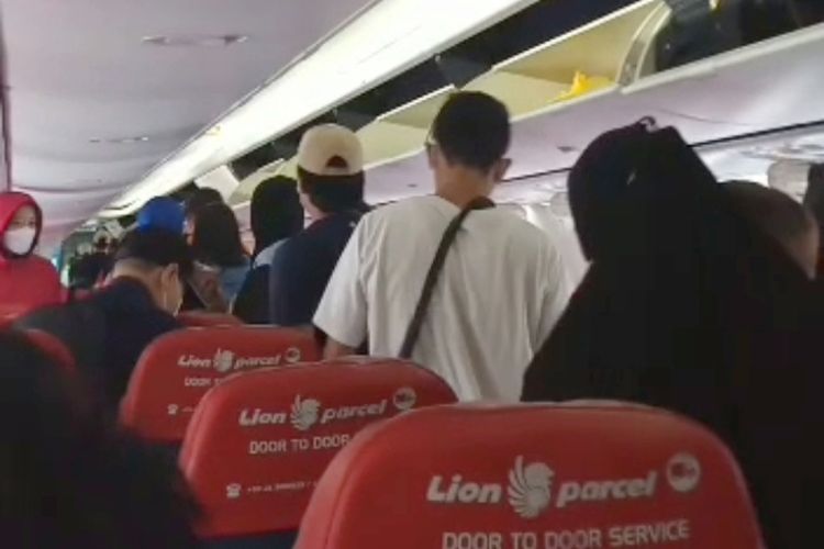 Detail Foto Pesawat Lion Air Di Bandara Nomer 33