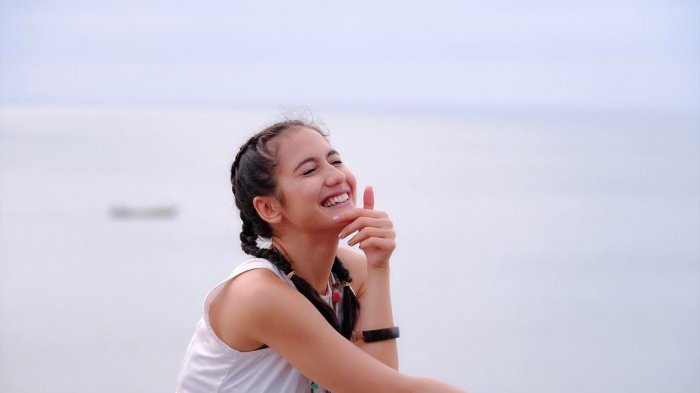 Detail Foto Pevita Pearce Di Pantai Nomer 13