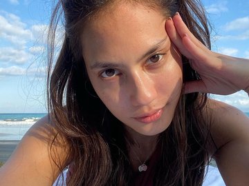 Detail Foto Pevita Pearce Di Pantai Nomer 56