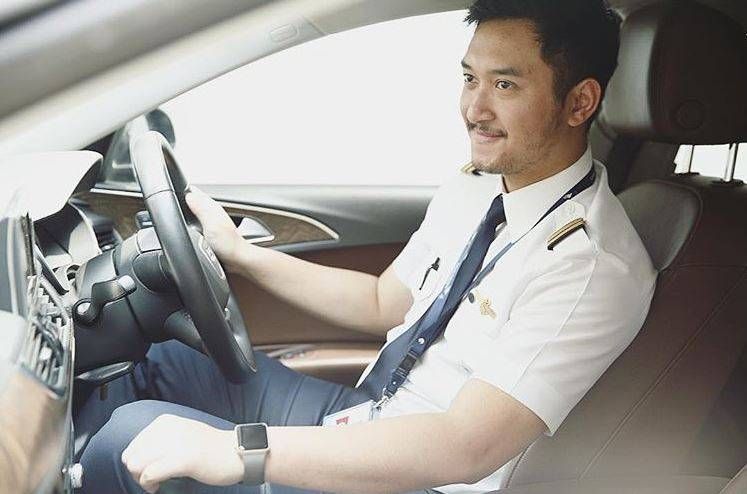 Detail Foto Pilot Ganteng Nomer 21